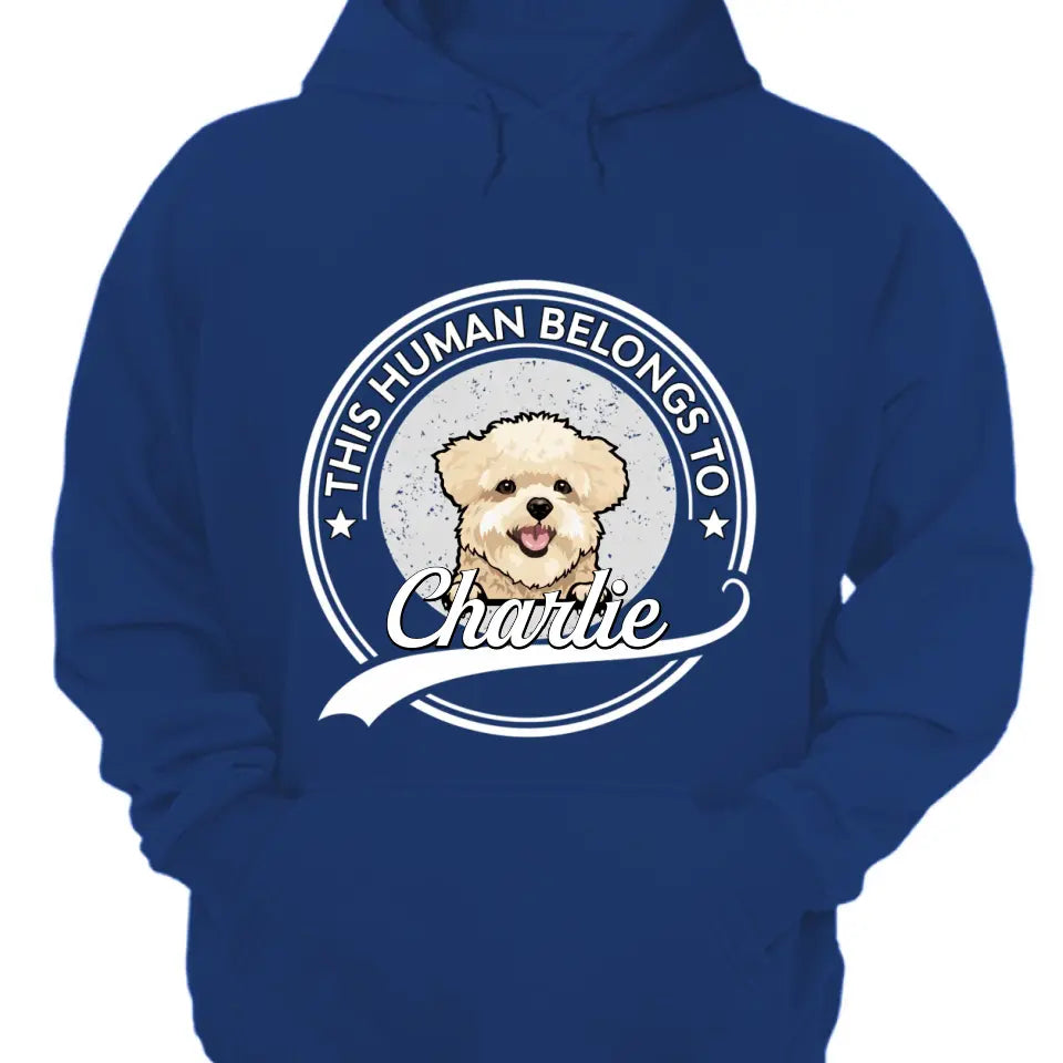 Este ser humano pertenece a un perro - Camiseta, sudadera, sudadera con capucha unisex personalizada - Regalo para los amantes de los perros
