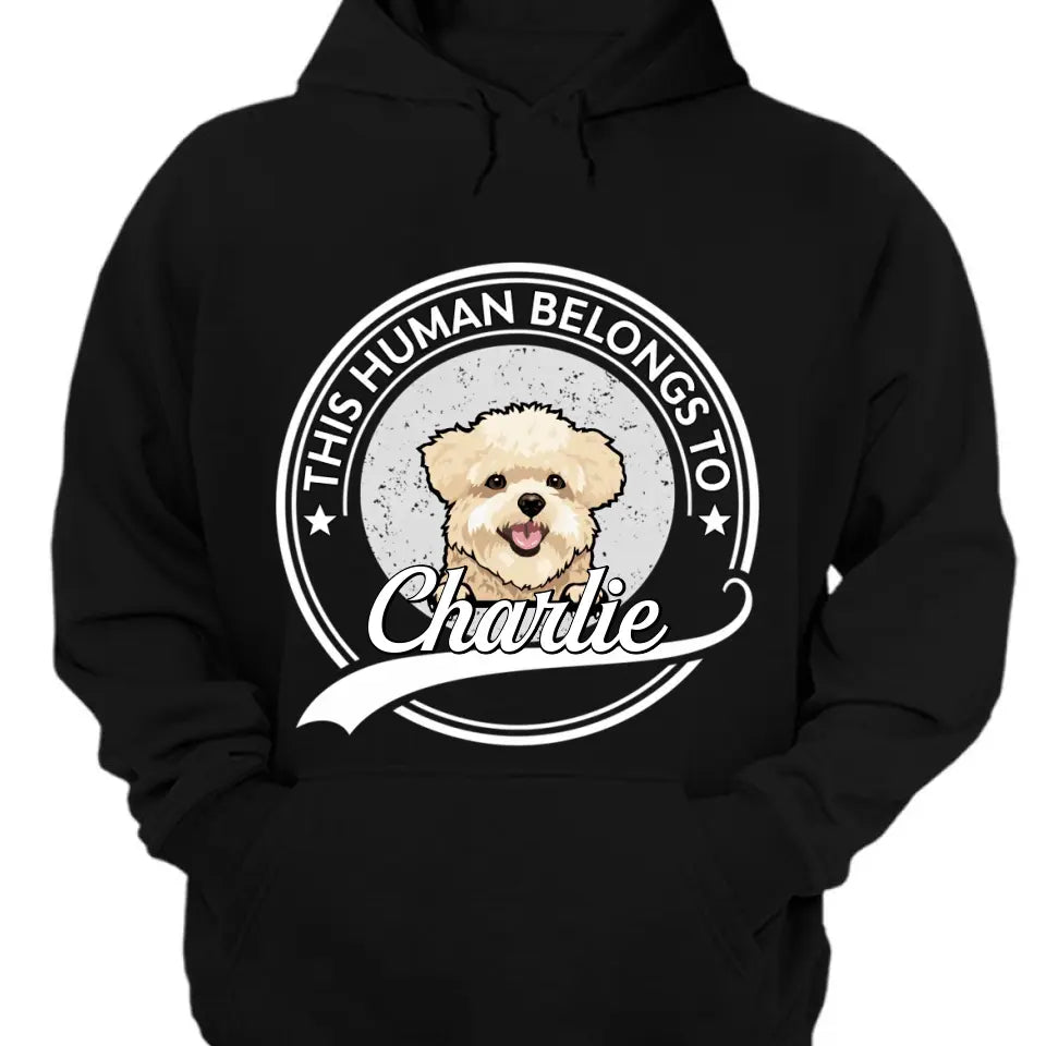 Este ser humano pertenece a un perro - Camiseta, sudadera, sudadera con capucha unisex personalizada - Regalo para los amantes de los perros