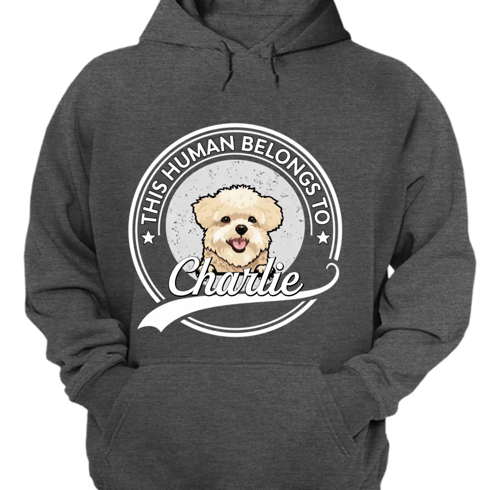 Este ser humano pertenece a un perro - Camiseta, sudadera, sudadera con capucha unisex personalizada - Regalo para los amantes de los perros