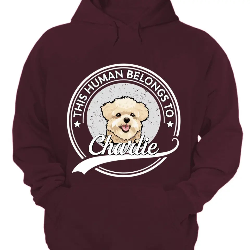 Este ser humano pertenece a un perro - Camiseta, sudadera, sudadera con capucha unisex personalizada - Regalo para los amantes de los perros
