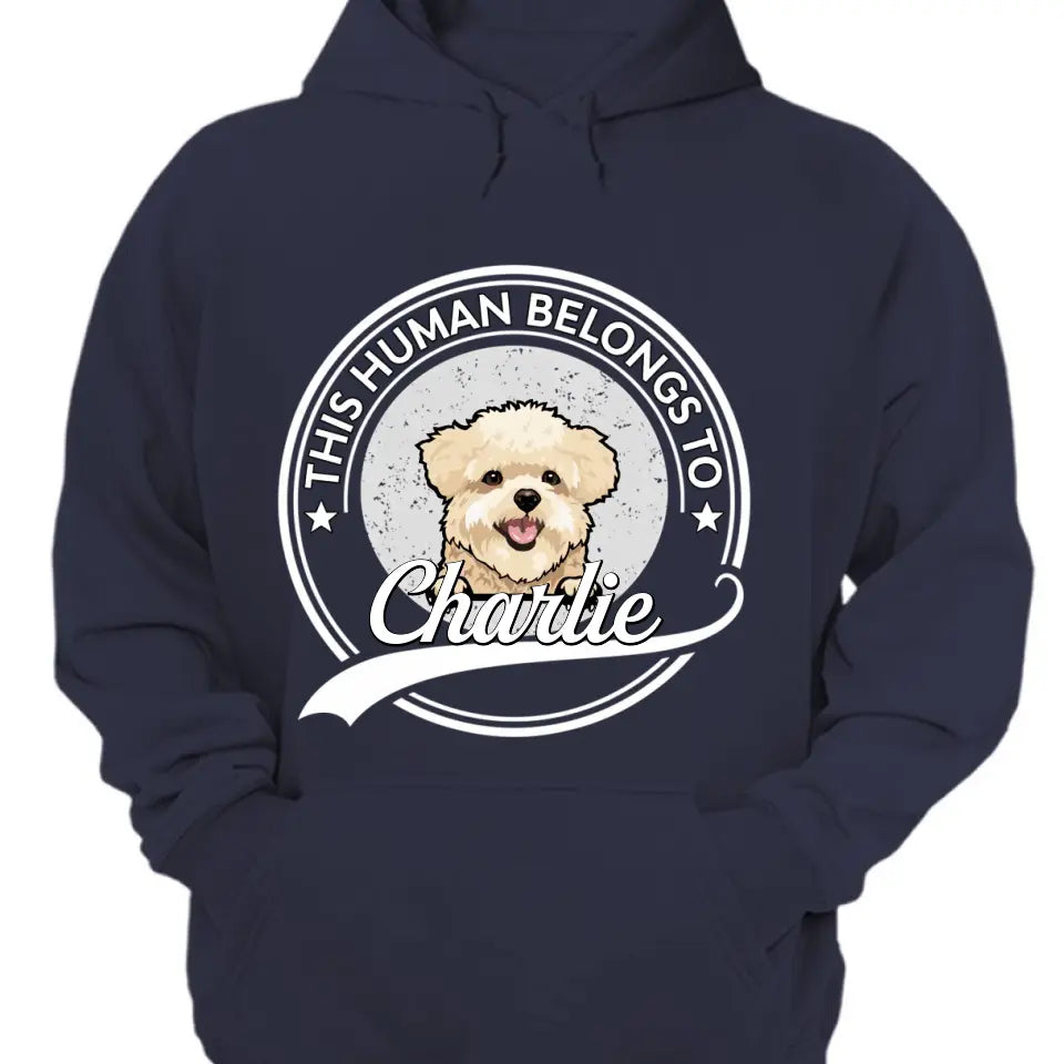 Este ser humano pertenece a un perro - Camiseta, sudadera, sudadera con capucha unisex personalizada - Regalo para los amantes de los perros