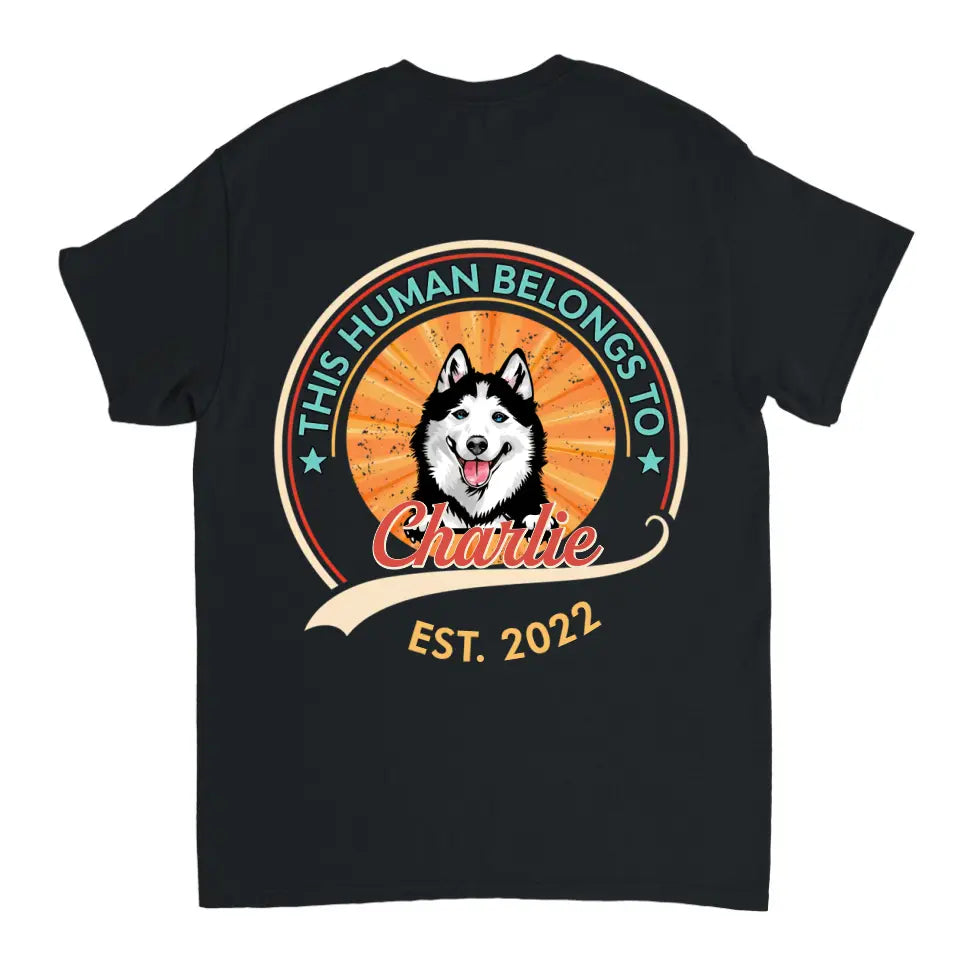 Dieser Mensch gehört dem Hund – personalisiertes Unisex-T-Shirt, Sweatshirt, Kapuzenpullover – Geschenk für Hundeliebhaber
