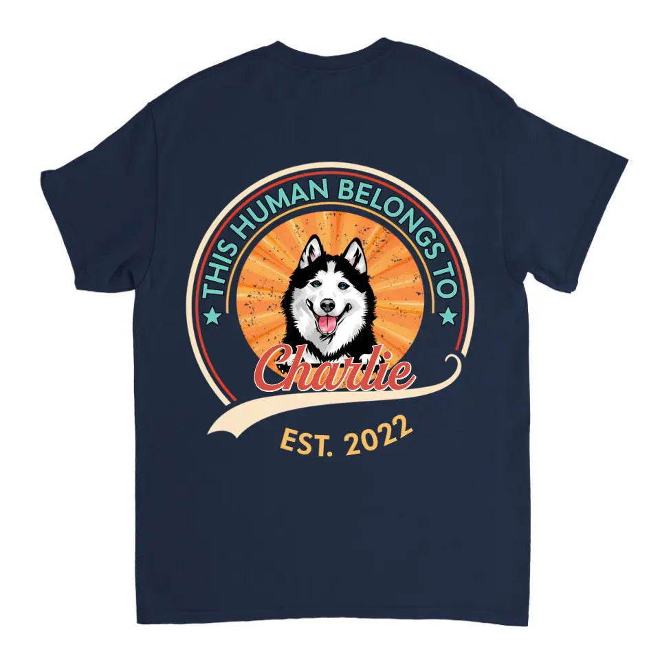 Dieser Mensch gehört dem Hund – personalisiertes Unisex-T-Shirt, Sweatshirt, Kapuzenpullover – Geschenk für Hundeliebhaber