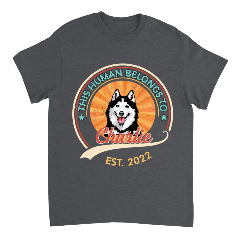 Dieser Mensch gehört dem Hund – personalisiertes Unisex-T-Shirt, Sweatshirt, Kapuzenpullover – Geschenk für Hundeliebhaber