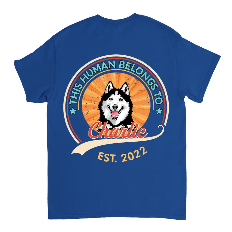 Dieser Mensch gehört dem Hund – personalisiertes Unisex-T-Shirt, Sweatshirt, Kapuzenpullover – Geschenk für Hundeliebhaber