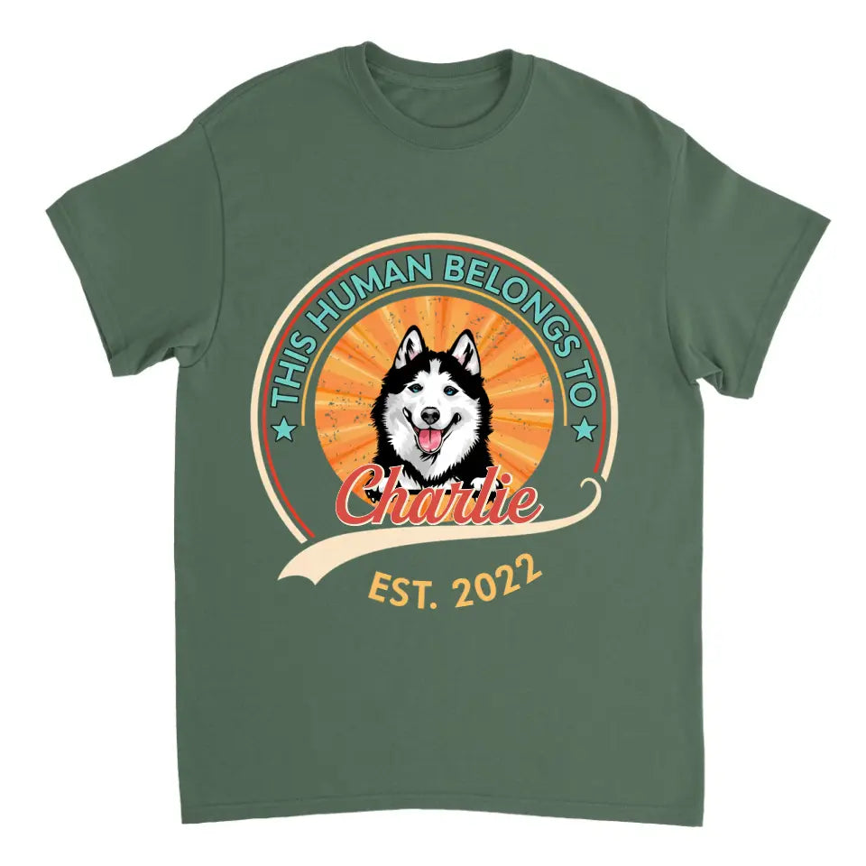 Dieser Mensch gehört dem Hund – personalisiertes Unisex-T-Shirt, Sweatshirt, Kapuzenpullover – Geschenk für Hundeliebhaber