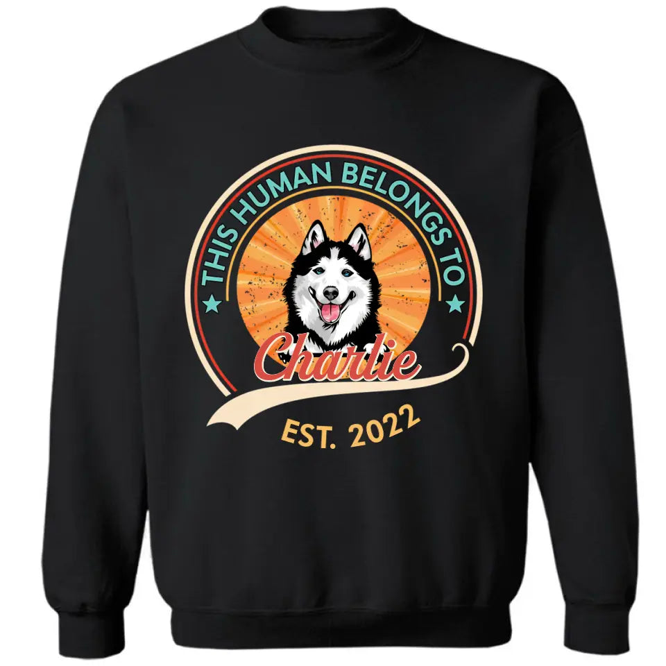 Dieser Mensch gehört dem Hund – personalisiertes Unisex-T-Shirt, Sweatshirt, Kapuzenpullover – Geschenk für Hundeliebhaber