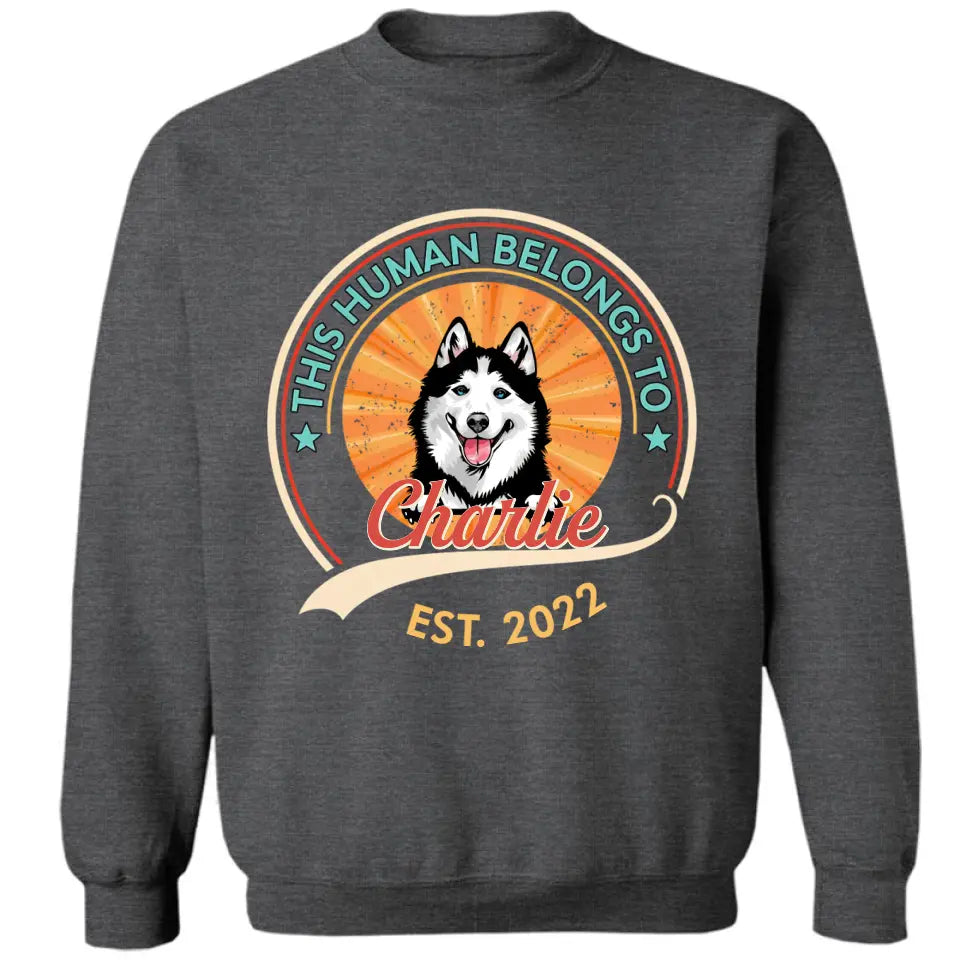 Dieser Mensch gehört dem Hund – personalisiertes Unisex-T-Shirt, Sweatshirt, Kapuzenpullover – Geschenk für Hundeliebhaber