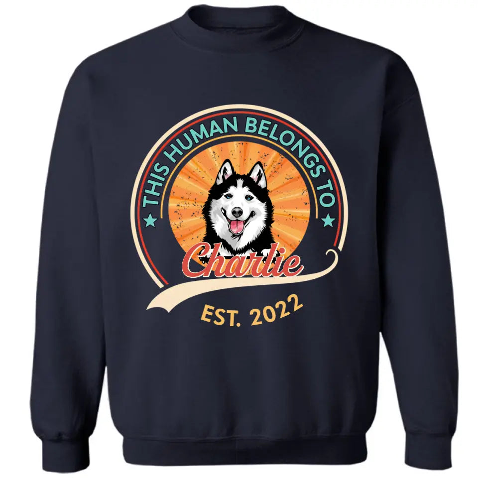 Dieser Mensch gehört dem Hund – personalisiertes Unisex-T-Shirt, Sweatshirt, Kapuzenpullover – Geschenk für Hundeliebhaber