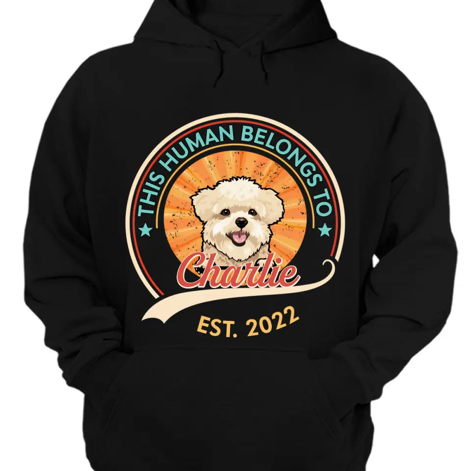 Dieser Mensch gehört dem Hund – personalisiertes Unisex-T-Shirt, Sweatshirt, Kapuzenpullover – Geschenk für Hundeliebhaber