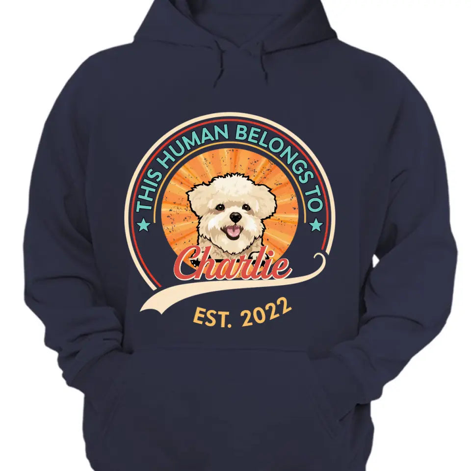 Dieser Mensch gehört dem Hund – personalisiertes Unisex-T-Shirt, Sweatshirt, Kapuzenpullover – Geschenk für Hundeliebhaber