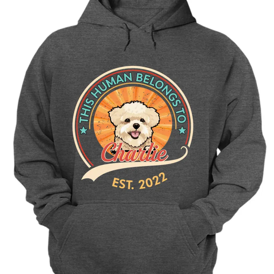 Dieser Mensch gehört dem Hund – personalisiertes Unisex-T-Shirt, Sweatshirt, Kapuzenpullover – Geschenk für Hundeliebhaber