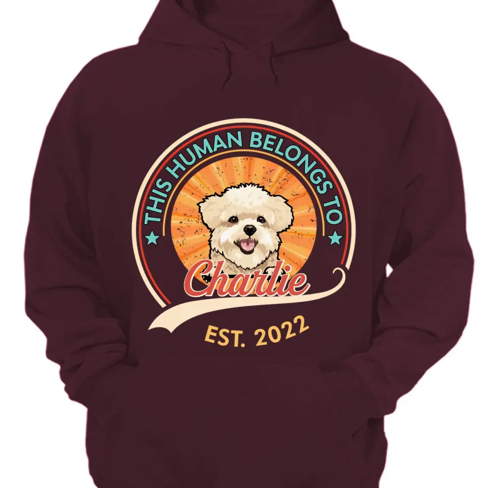 Dieser Mensch gehört dem Hund – personalisiertes Unisex-T-Shirt, Sweatshirt, Kapuzenpullover – Geschenk für Hundeliebhaber