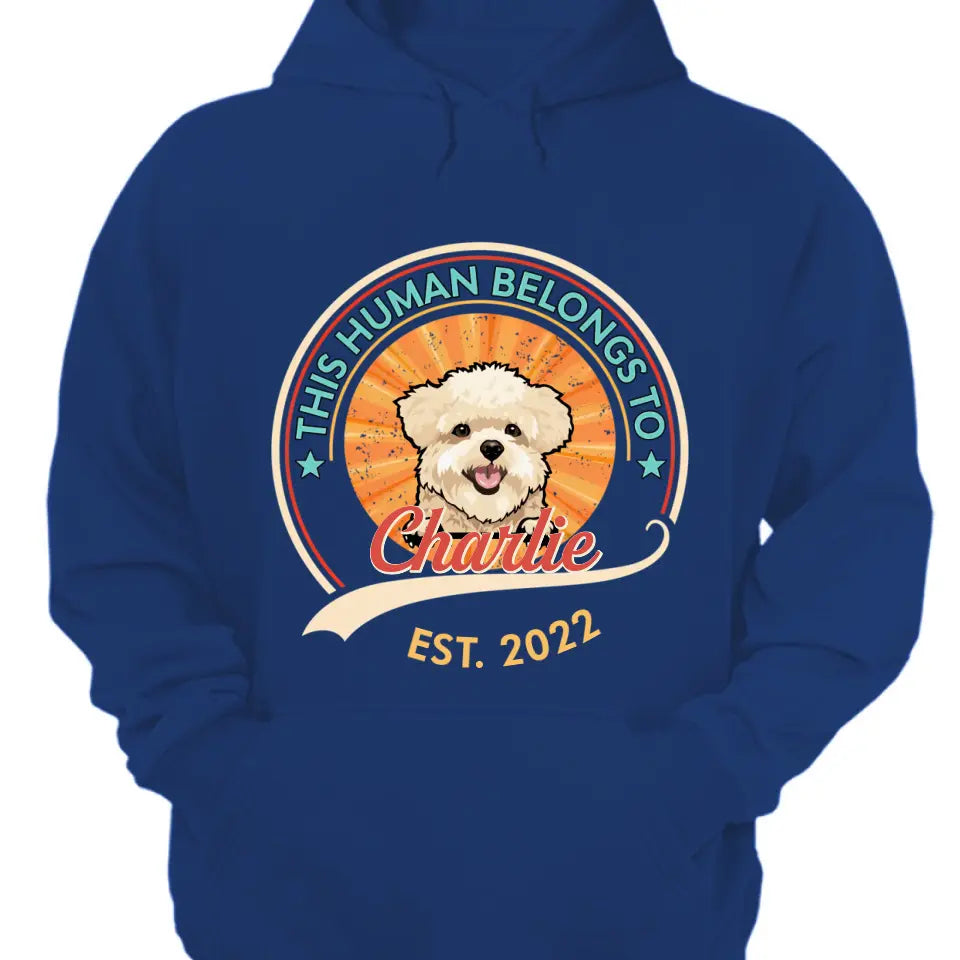 Dieser Mensch gehört dem Hund – personalisiertes Unisex-T-Shirt, Sweatshirt, Kapuzenpullover – Geschenk für Hundeliebhaber
