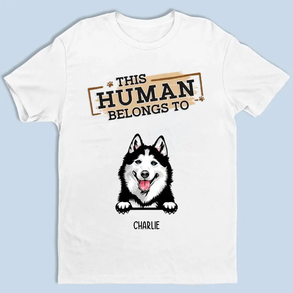 Der Mensch gehört Hunden – personalisiertes T-Shirt, Sweatshirt, Kapuzenpullover – Geschenke für Hundeliebhaber