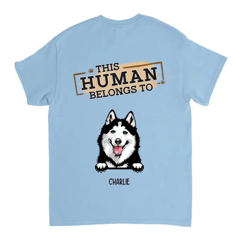 Der Mensch gehört Hunden – personalisiertes T-Shirt, Sweatshirt, Kapuzenpullover – Geschenke für Hundeliebhaber