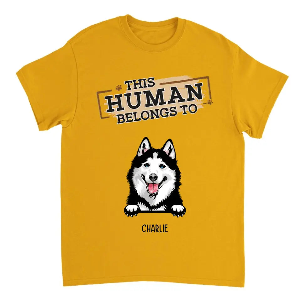 Der Mensch gehört Hunden – personalisiertes T-Shirt, Sweatshirt, Kapuzenpullover – Geschenke für Hundeliebhaber