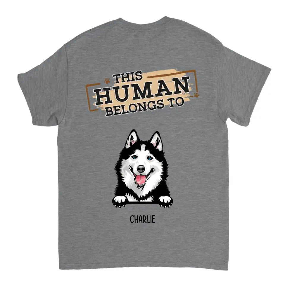 Der Mensch gehört Hunden – personalisiertes T-Shirt, Sweatshirt, Kapuzenpullover – Geschenke für Hundeliebhaber