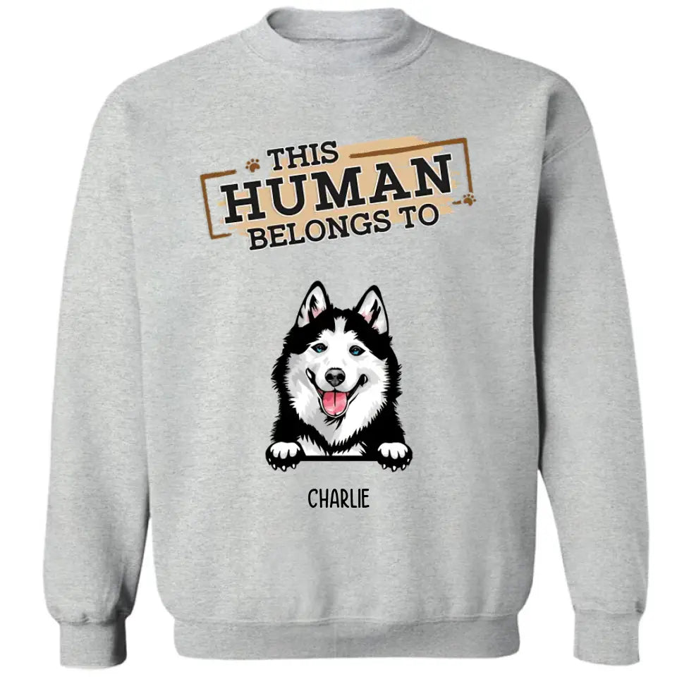 Der Mensch gehört Hunden – personalisiertes T-Shirt, Sweatshirt, Kapuzenpullover – Geschenke für Hundeliebhaber