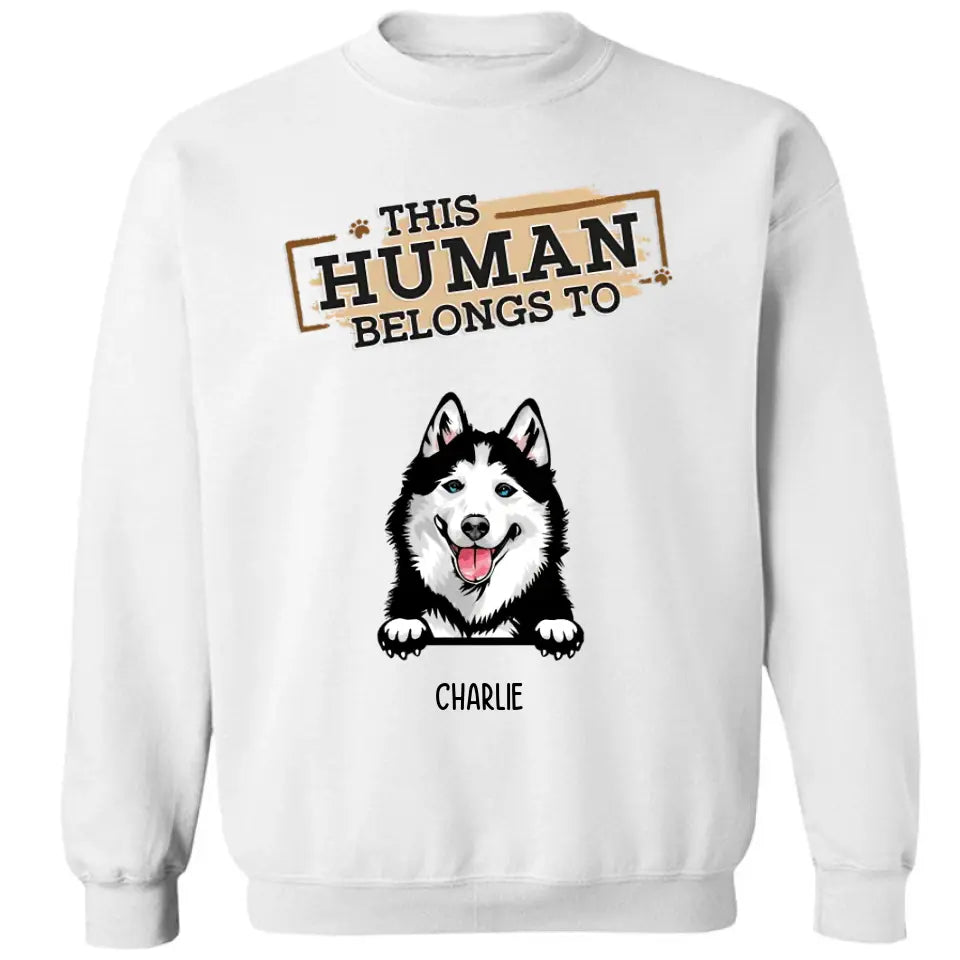 Der Mensch gehört Hunden – personalisiertes T-Shirt, Sweatshirt, Kapuzenpullover – Geschenke für Hundeliebhaber