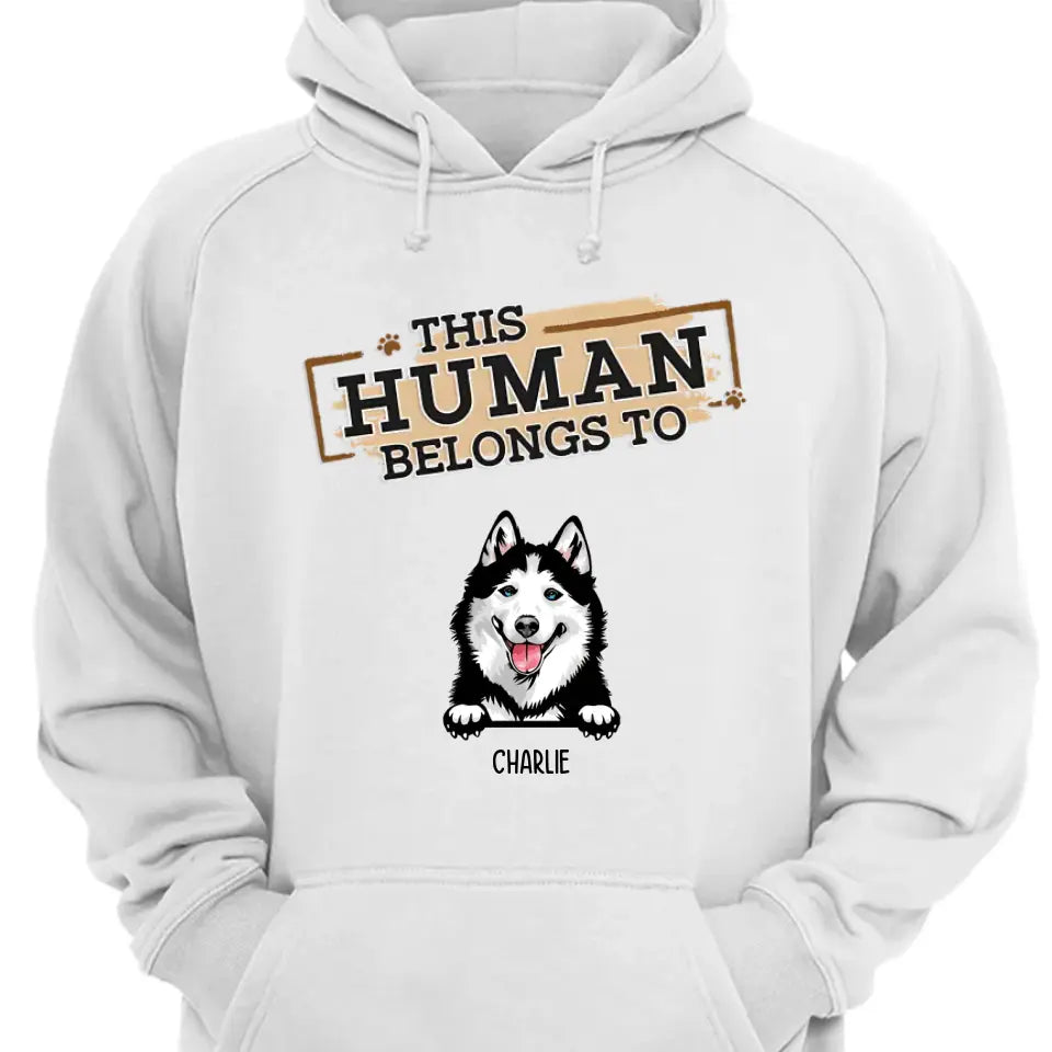 Der Mensch gehört Hunden – personalisiertes T-Shirt, Sweatshirt, Kapuzenpullover – Geschenke für Hundeliebhaber