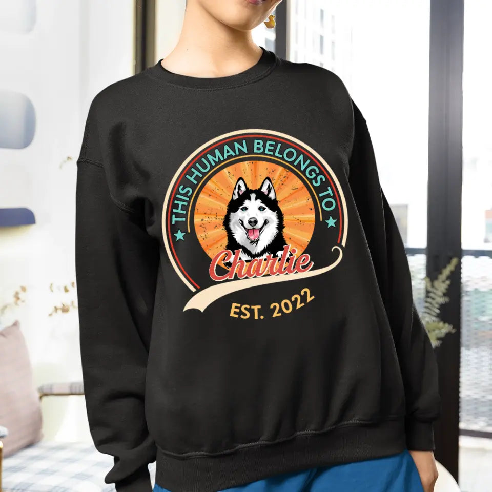 Dieser Mensch gehört dem Hund – personalisiertes Unisex-T-Shirt, Sweatshirt, Kapuzenpullover – Geschenk für Hundeliebhaber