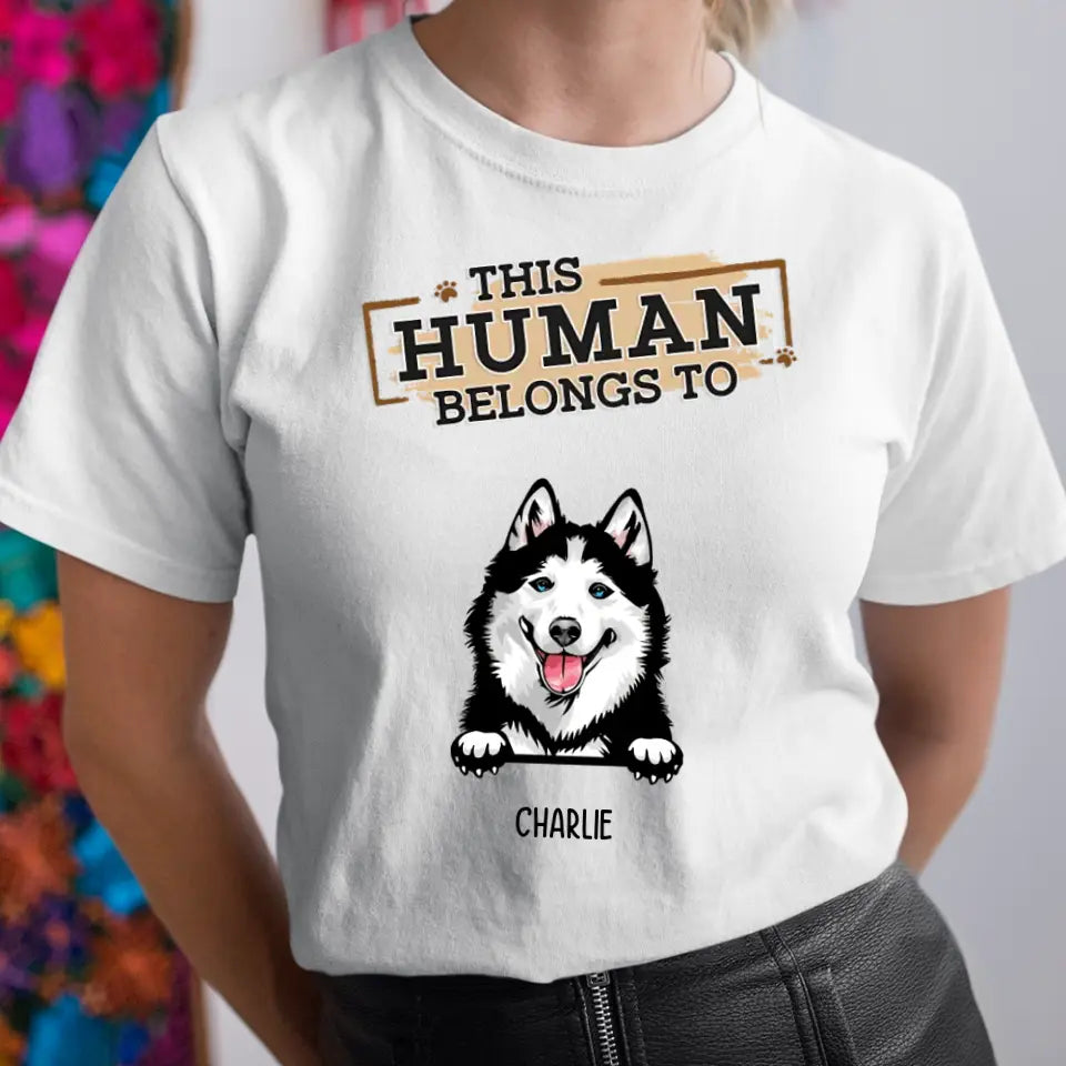 Der Mensch gehört Hunden – personalisiertes T-Shirt, Sweatshirt, Kapuzenpullover – Geschenke für Hundeliebhaber
