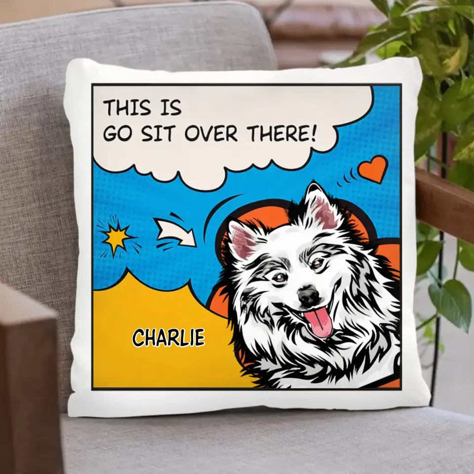 Dies ist unsere Couch Sit Over There im Comic-Stil, personalisiertes Kissen, individuelles Geschenk für Haustierliebhaber (Einsatz inklusive)