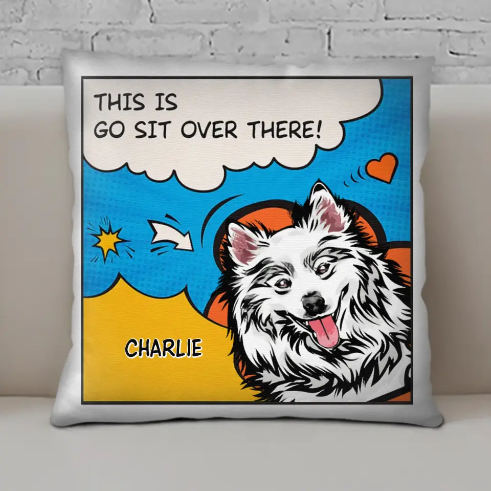 Dies ist unsere Couch Sit Over There im Comic-Stil, personalisiertes Kissen, individuelles Geschenk für Haustierliebhaber (Einsatz inklusive)