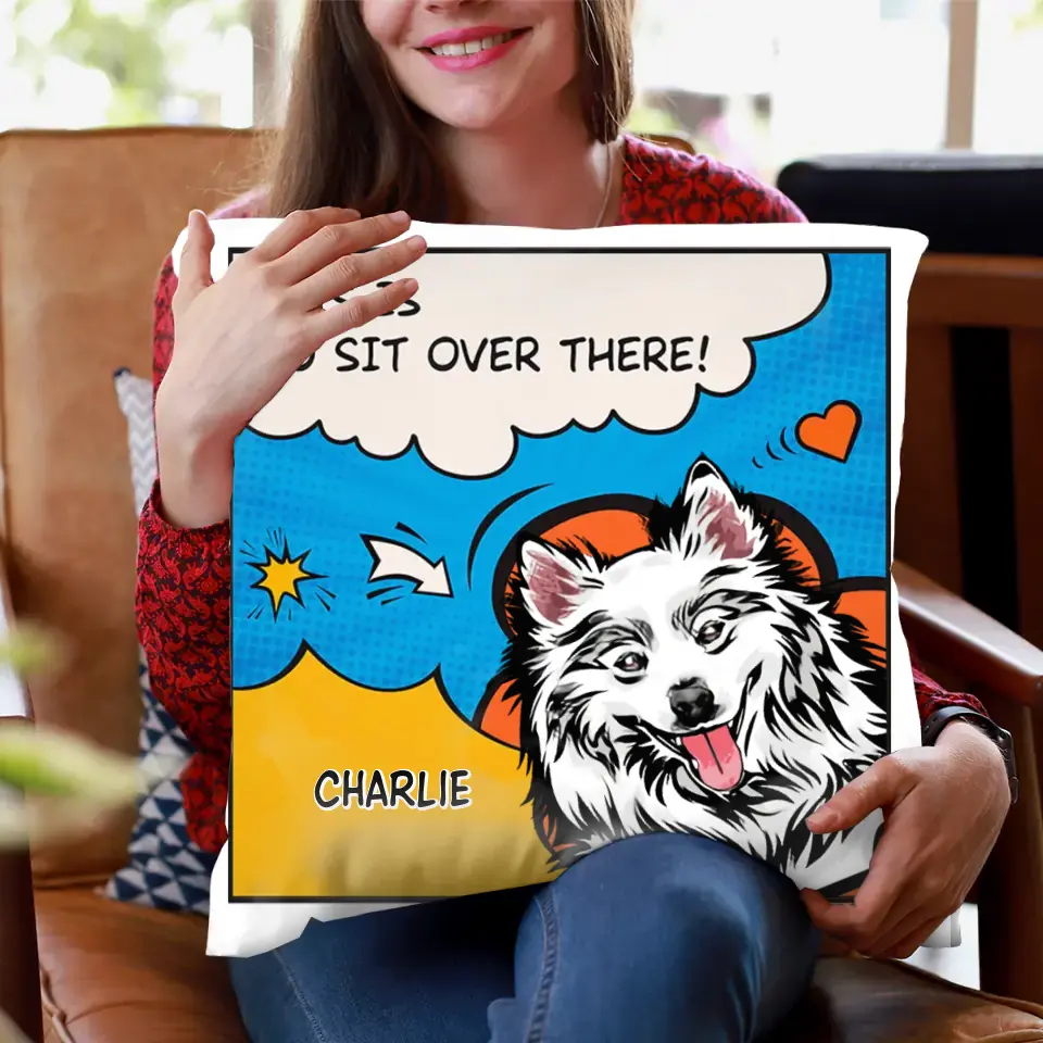 Dies ist unsere Couch Sit Over There im Comic-Stil, personalisiertes Kissen, individuelles Geschenk für Haustierliebhaber (Einsatz inklusive)