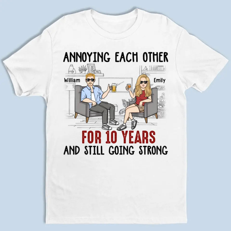 Sich gegenseitig ärgern und trotzdem stark bleiben – personalisiertes, individuelles Unisex-Paar-T-Shirt, Sweatshirt, Kapuzenpullover – Geschenke für Paare, Verliebte