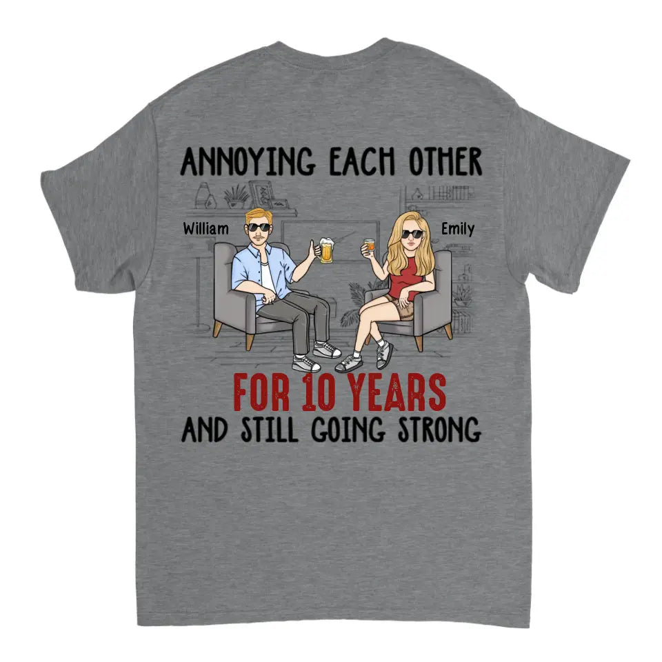 Sich gegenseitig ärgern und trotzdem stark bleiben – personalisiertes, individuelles Unisex-Paar-T-Shirt, Sweatshirt, Kapuzenpullover – Geschenke für Paare, Verliebte