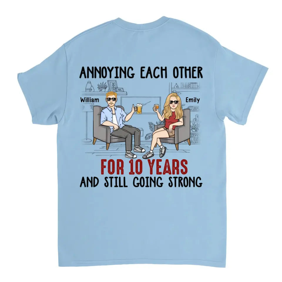 Sich gegenseitig ärgern und trotzdem stark bleiben – personalisiertes, individuelles Unisex-Paar-T-Shirt, Sweatshirt, Kapuzenpullover – Geschenke für Paare, Verliebte