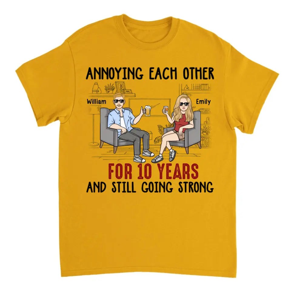 Sich gegenseitig ärgern und trotzdem stark bleiben – personalisiertes, individuelles Unisex-Paar-T-Shirt, Sweatshirt, Kapuzenpullover – Geschenke für Paare, Verliebte