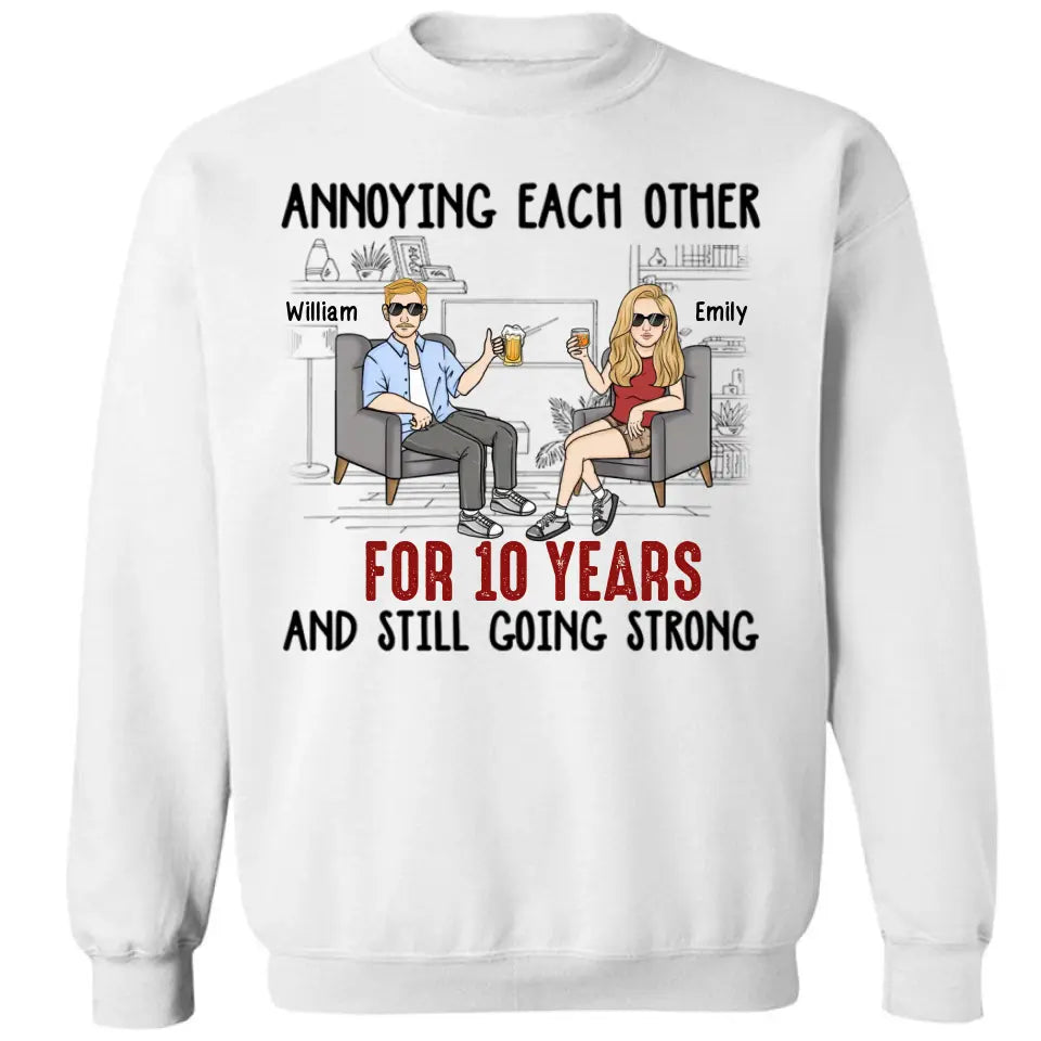 Sich gegenseitig ärgern und trotzdem stark bleiben – personalisiertes, individuelles Unisex-Paar-T-Shirt, Sweatshirt, Kapuzenpullover – Geschenke für Paare, Verliebte