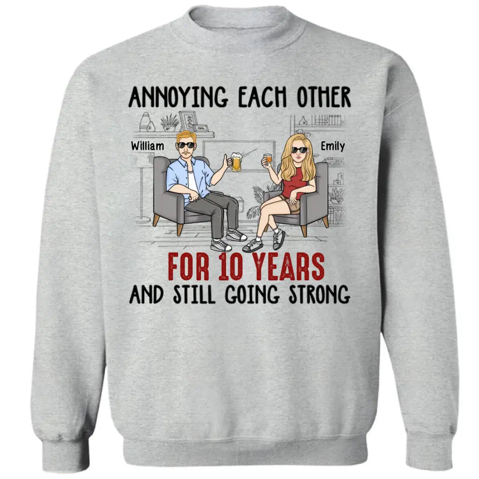 Sich gegenseitig ärgern und trotzdem stark bleiben – personalisiertes, individuelles Unisex-Paar-T-Shirt, Sweatshirt, Kapuzenpullover – Geschenke für Paare, Verliebte