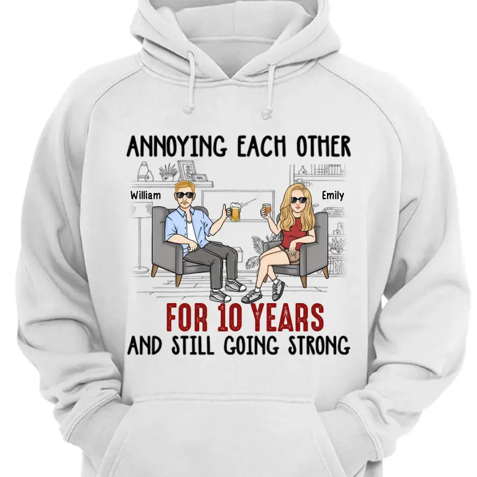 Sich gegenseitig ärgern und trotzdem stark bleiben – personalisiertes, individuelles Unisex-Paar-T-Shirt, Sweatshirt, Kapuzenpullover – Geschenke für Paare, Verliebte