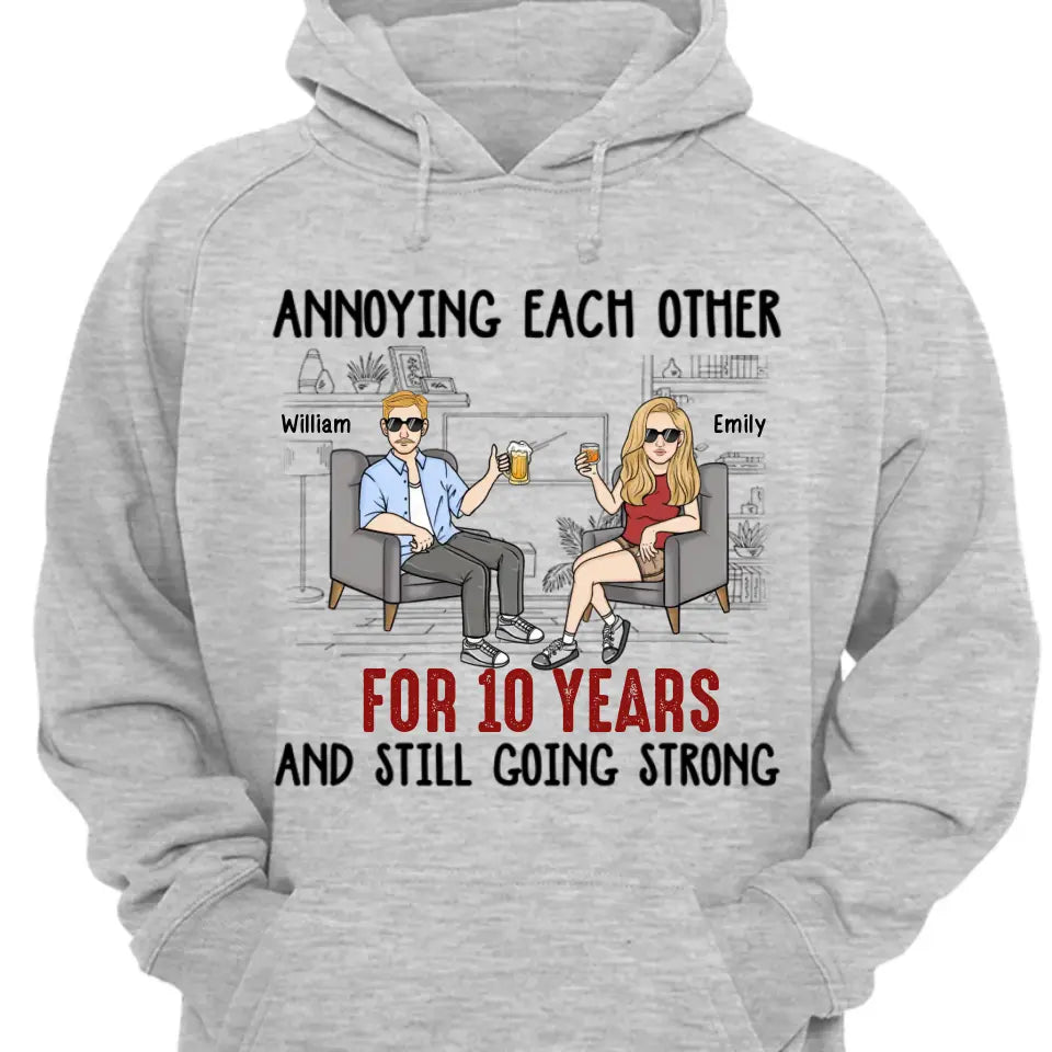 Sich gegenseitig ärgern und trotzdem stark bleiben – personalisiertes, individuelles Unisex-Paar-T-Shirt, Sweatshirt, Kapuzenpullover – Geschenke für Paare, Verliebte