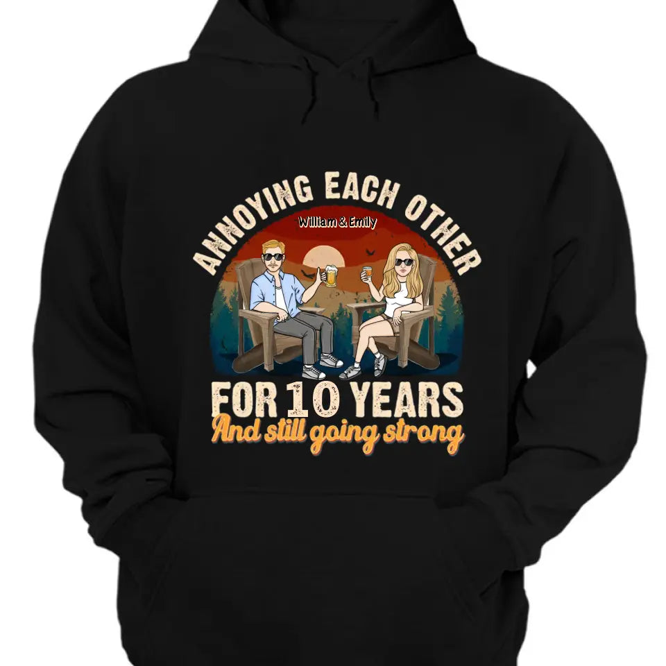 Sich gegenseitig ärgern und trotzdem stark bleiben – personalisiertes, individuelles Unisex-Paar-T-Shirt, Sweatshirt, Kapuzenpullover – Geschenke für Paare, Verliebte