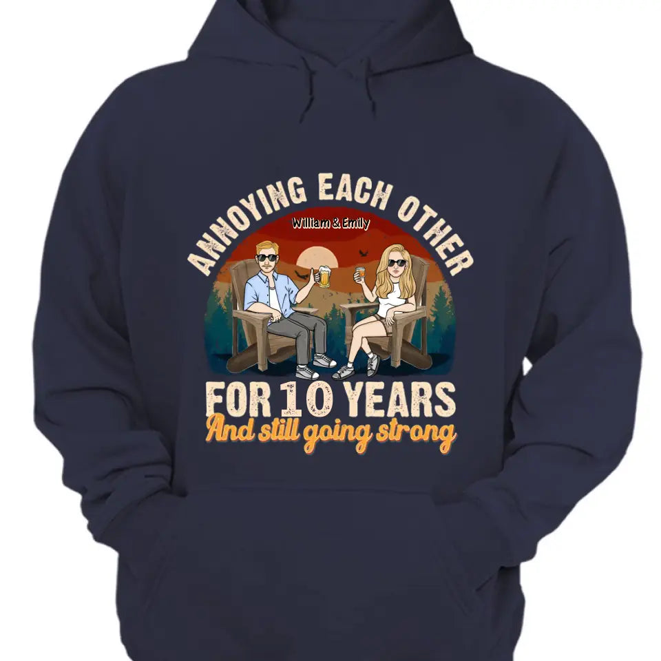 Sich gegenseitig ärgern und trotzdem stark bleiben – personalisiertes, individuelles Unisex-Paar-T-Shirt, Sweatshirt, Kapuzenpullover – Geschenke für Paare, Verliebte