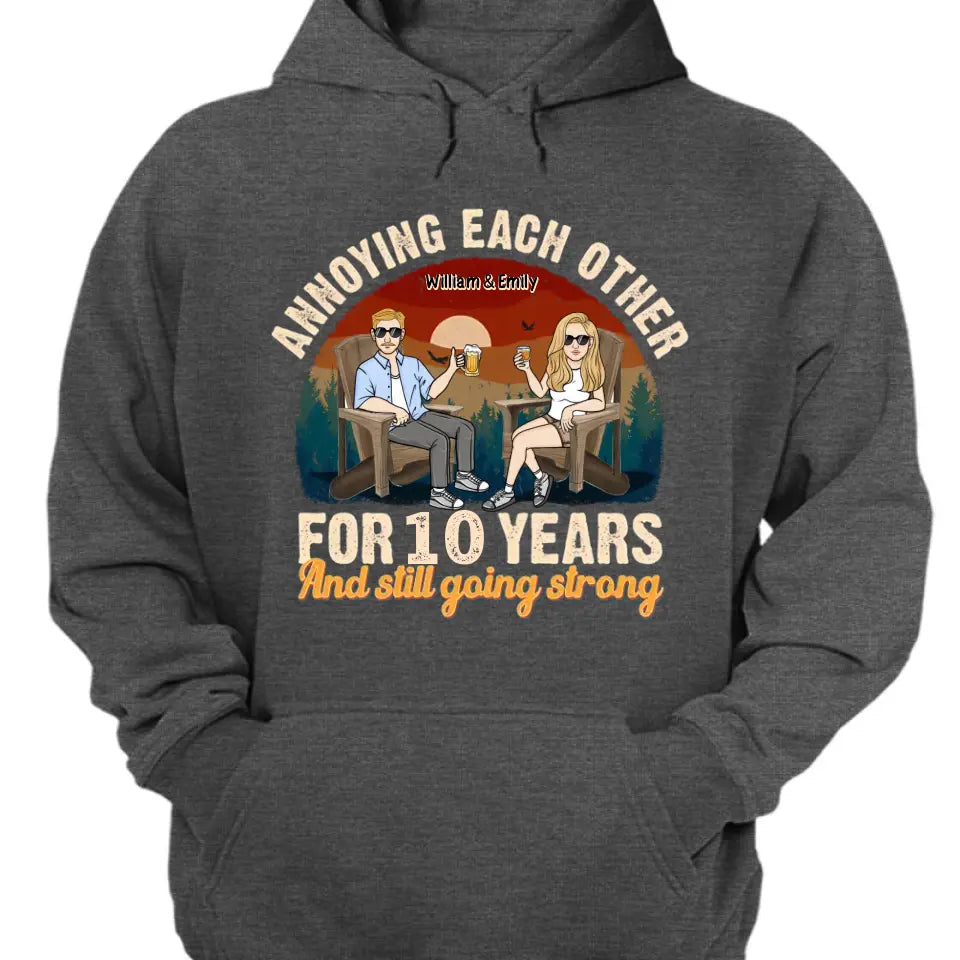 Sich gegenseitig ärgern und trotzdem stark bleiben – personalisiertes, individuelles Unisex-Paar-T-Shirt, Sweatshirt, Kapuzenpullover – Geschenke für Paare, Verliebte