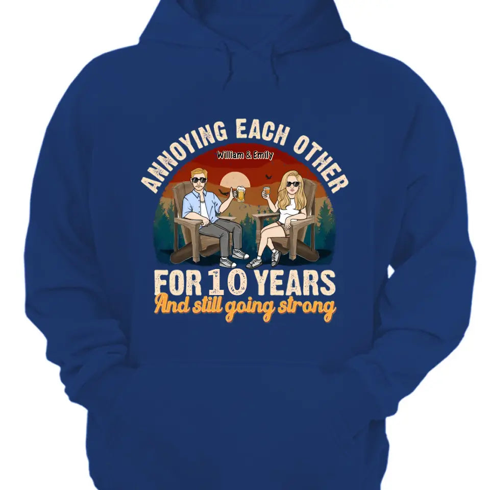 Sich gegenseitig ärgern und trotzdem stark bleiben – personalisiertes, individuelles Unisex-Paar-T-Shirt, Sweatshirt, Kapuzenpullover – Geschenke für Paare, Verliebte