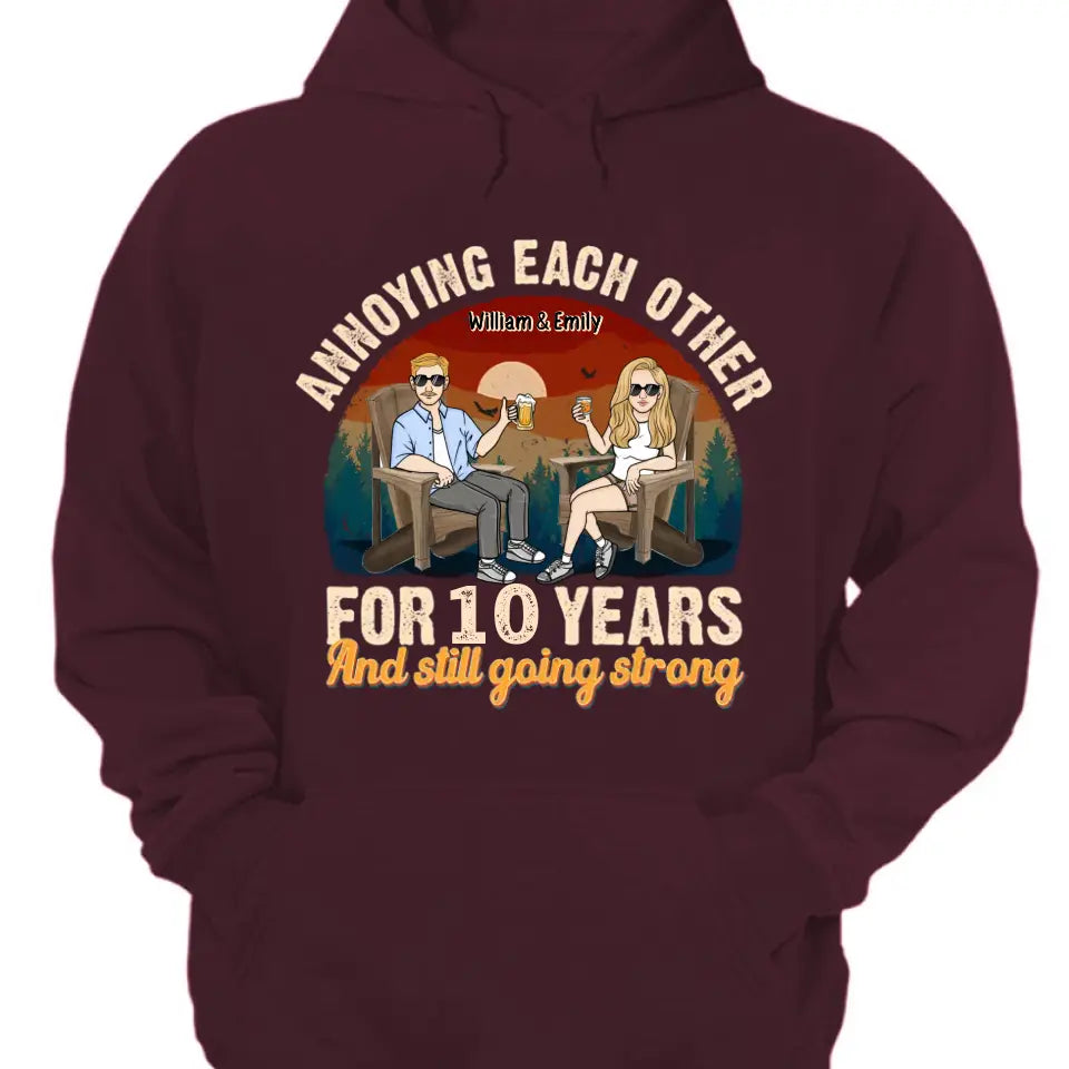 Sich gegenseitig ärgern und trotzdem stark bleiben – personalisiertes, individuelles Unisex-Paar-T-Shirt, Sweatshirt, Kapuzenpullover – Geschenke für Paare, Verliebte