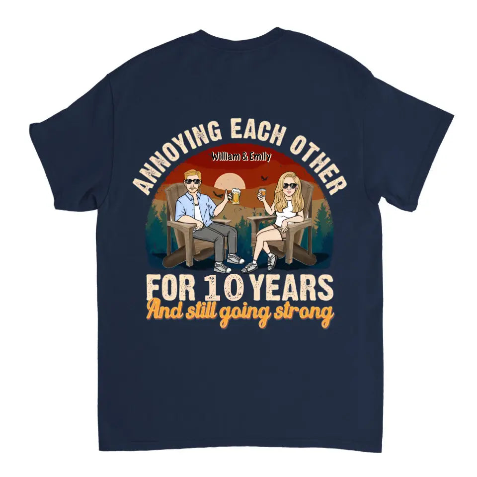 Sich gegenseitig ärgern und trotzdem stark bleiben – personalisiertes, individuelles Unisex-Paar-T-Shirt, Sweatshirt, Kapuzenpullover – Geschenke für Paare, Verliebte