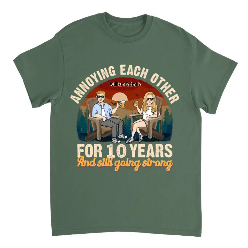 Sich gegenseitig ärgern und trotzdem stark bleiben – personalisiertes, individuelles Unisex-Paar-T-Shirt, Sweatshirt, Kapuzenpullover – Geschenke für Paare, Verliebte