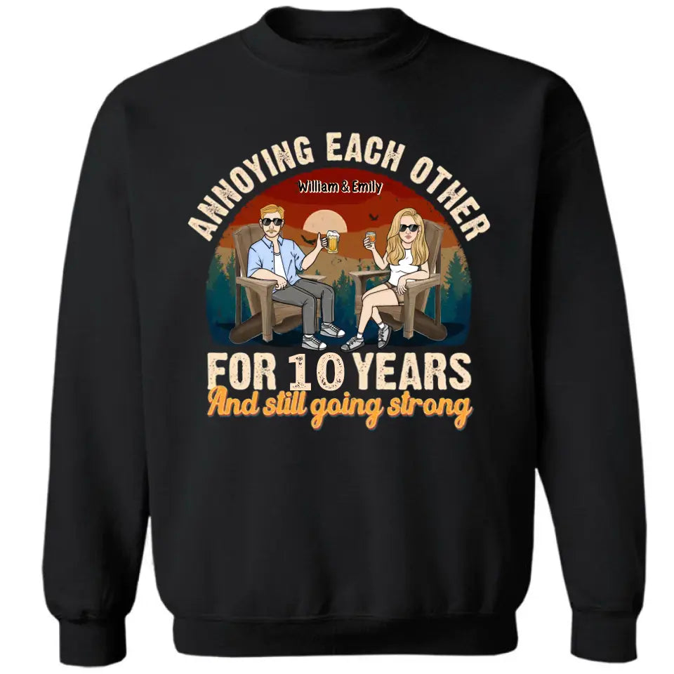 Sich gegenseitig ärgern und trotzdem stark bleiben – personalisiertes, individuelles Unisex-Paar-T-Shirt, Sweatshirt, Kapuzenpullover – Geschenke für Paare, Verliebte