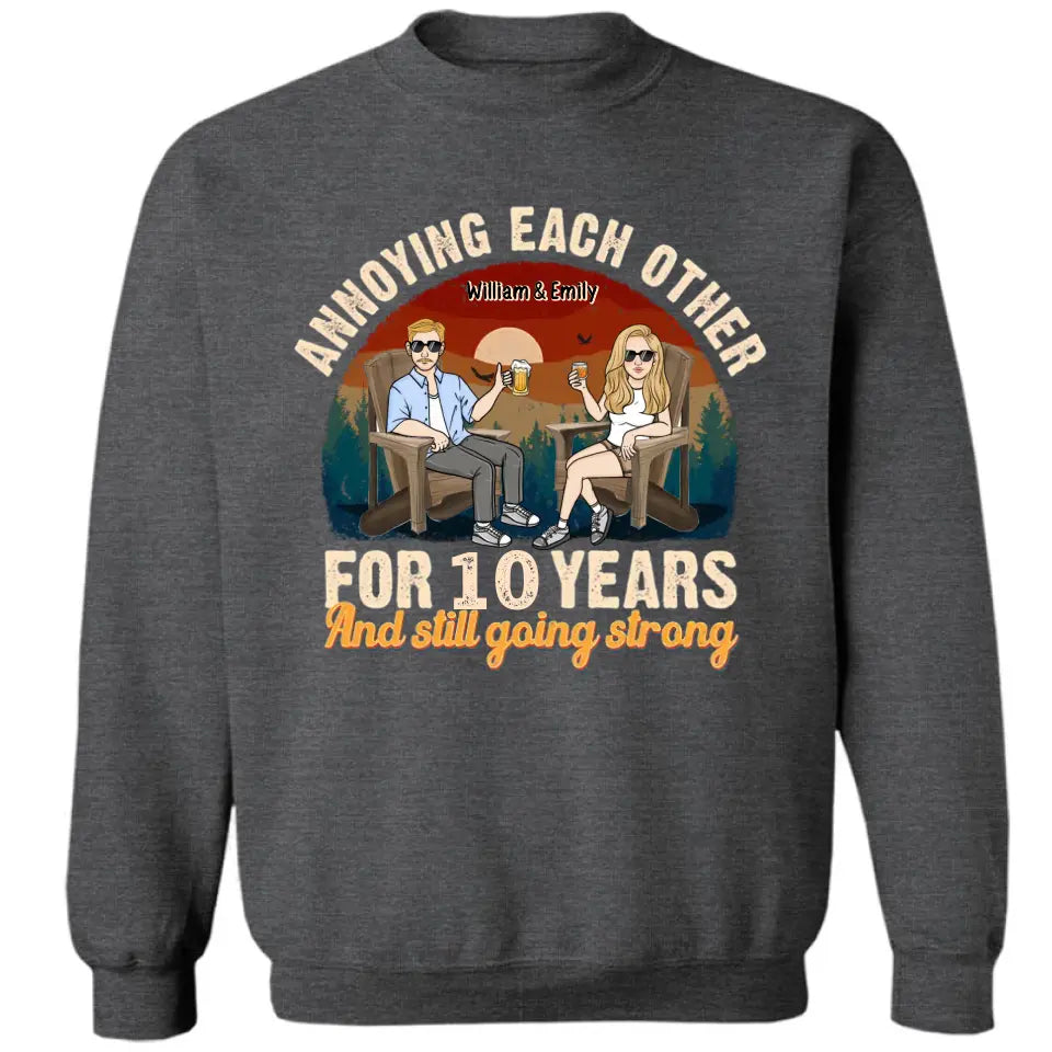 Sich gegenseitig ärgern und trotzdem stark bleiben – personalisiertes, individuelles Unisex-Paar-T-Shirt, Sweatshirt, Kapuzenpullover – Geschenke für Paare, Verliebte