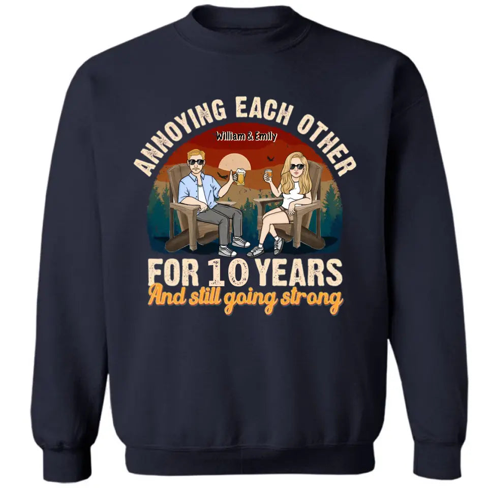 Sich gegenseitig ärgern und trotzdem stark bleiben – personalisiertes, individuelles Unisex-Paar-T-Shirt, Sweatshirt, Kapuzenpullover – Geschenke für Paare, Verliebte