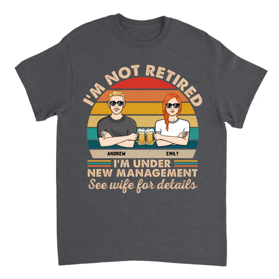 Ich bin nicht im Ruhestand, ich stehe unter neuer Leitung. Einzelheiten finden Sie bei Ihrer Frau. Paar – lustiges Geschenk zum Ruhestand – personalisiertes individuelles T-Shirt, Sweatshirt, Kapuzenpullover