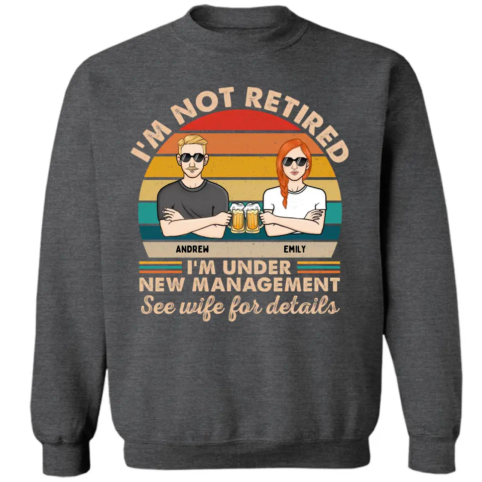 Ich bin nicht im Ruhestand, ich stehe unter neuer Leitung. Einzelheiten finden Sie bei Ihrer Frau. Paar – lustiges Geschenk zum Ruhestand – personalisiertes individuelles T-Shirt, Sweatshirt, Kapuzenpullover